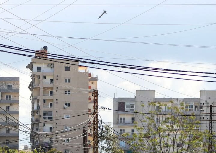 Malgré la trêve Iran-USA: Israël frappe massivement le Liban  ‎