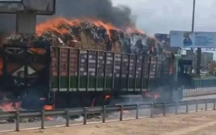 Drame routier: un camion chargé de marchandises réduit en cendres à l&rsquo;échangeur de Godomey