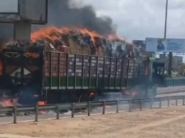 Drame routier: un camion chargé de marchandises réduit en cendres à l&rsquo;échangeur de Godomey
