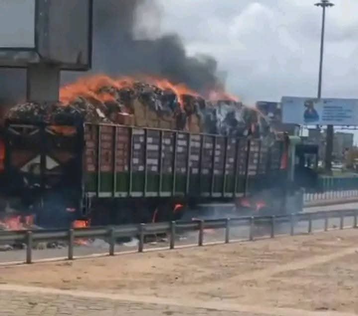 Drame routier: un camion chargé de marchandises réduit en cendres à l&rsquo;échangeur de Godomey