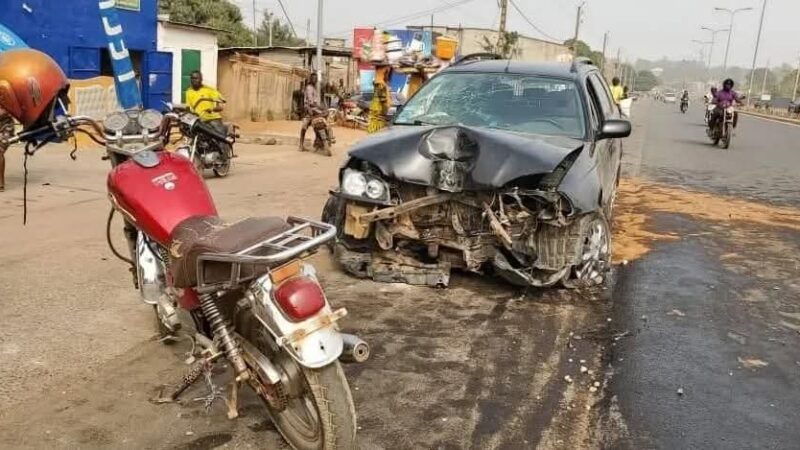 Bénin: un directeur d’école tué dans un grave accident de circulation, un autre dans un état critique