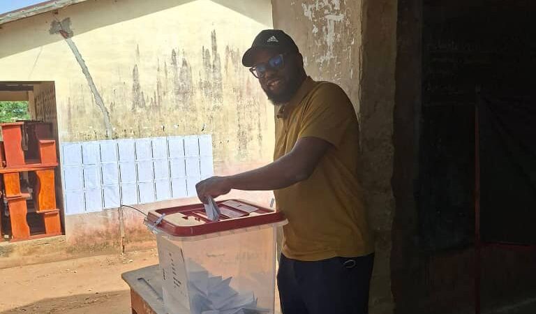 Élection présidentielle du 12 avril : le président Wilfrid Apollinaire Avognon accomplit son devoir civique à Tinou