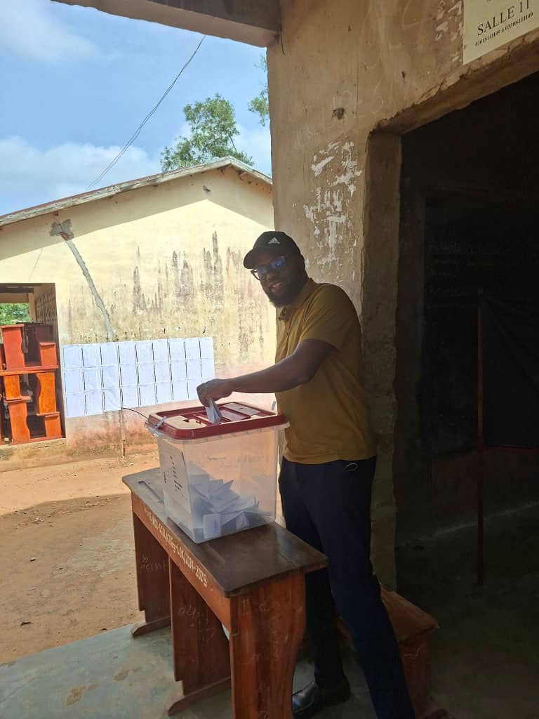 Élection présidentielle du 12 avril : le président Wilfrid Apollinaire Avognon accomplit son devoir civique à Tinou