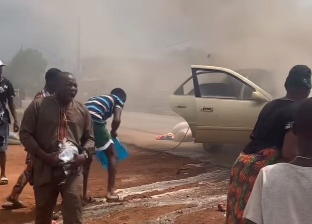 Drame routier: un véhicule Lexus  prend feu en pleine circulation à Oumako