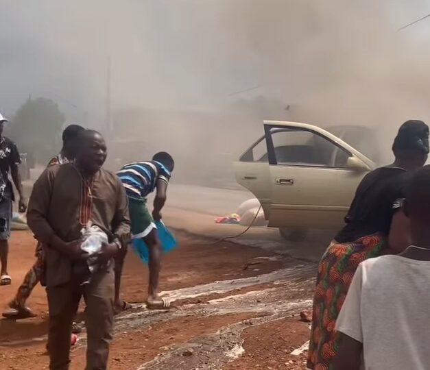 Drame routier: un véhicule Lexus  prend feu en pleine circulation à Oumako