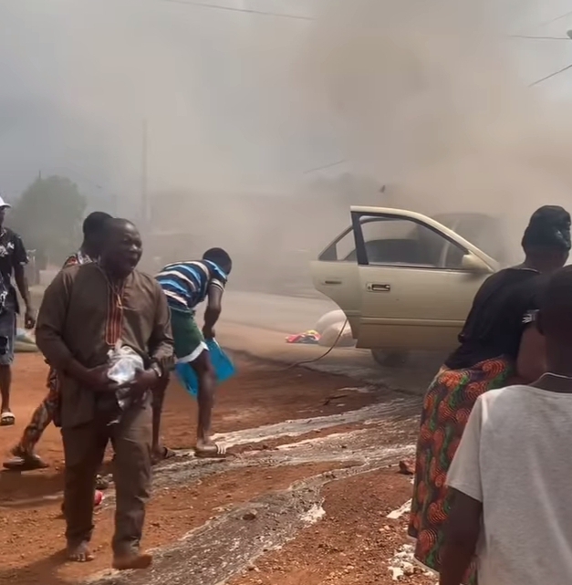 Drame routier: un véhicule Lexus  prend feu en pleine circulation à Oumako