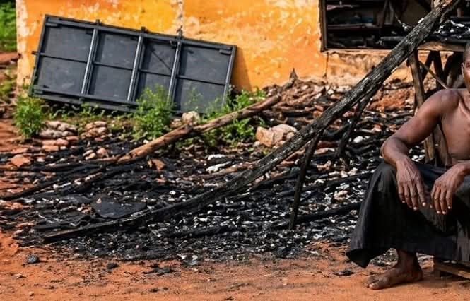Bénin: un dignitaire vodoun incendie sa maison,ses biens et se dénude