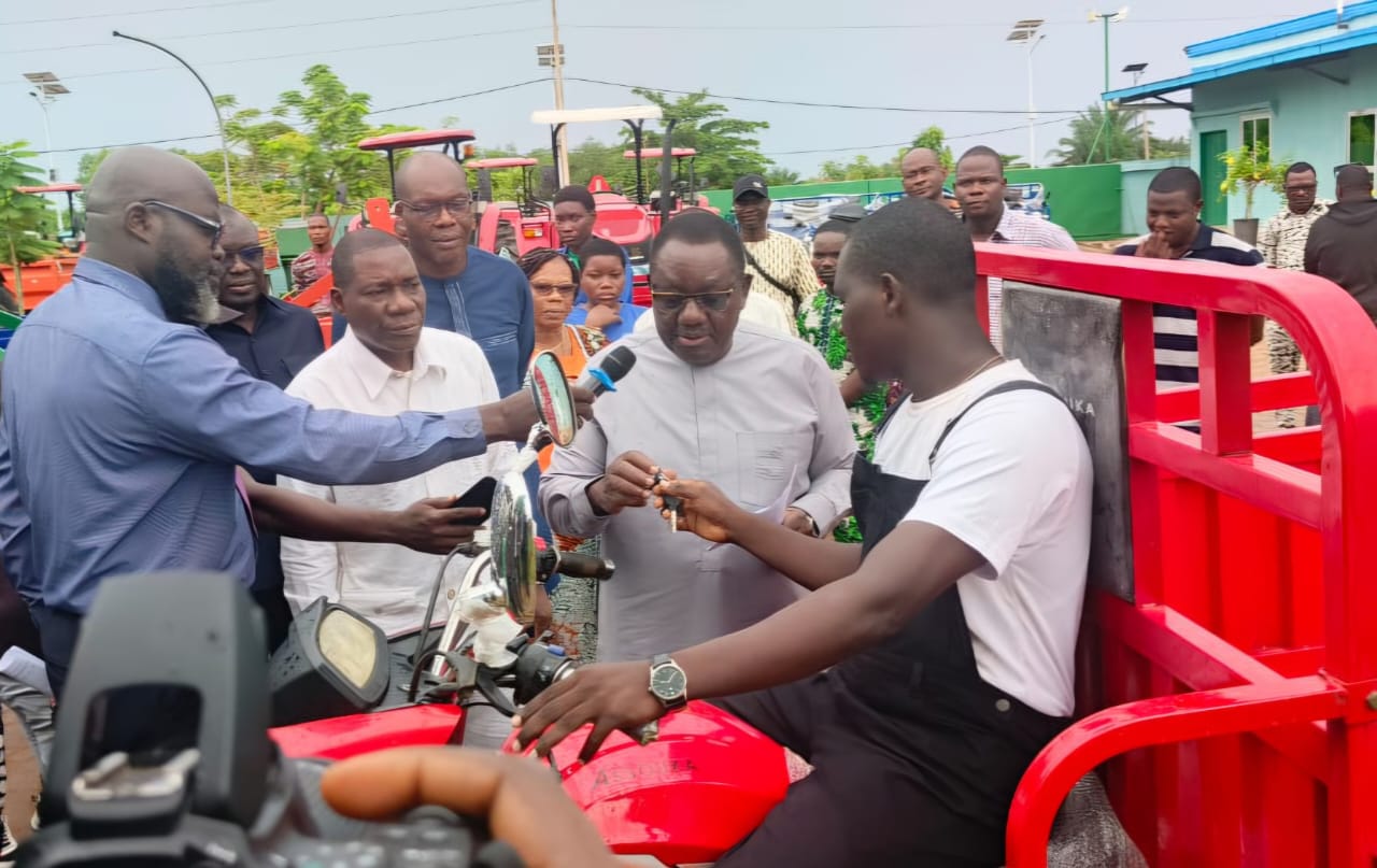 Ouidah: cinq jeunes du programme Agrostudies dotés en matériel agricole pour plus de 130 millions FCFA 