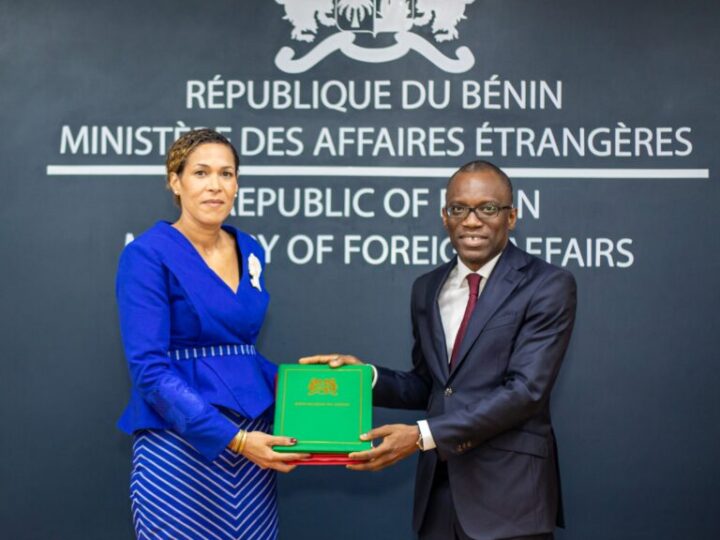 Passation de service au ministère des Affaires étrangères : Corinne AMORI BRUNET succède à Olushegun ADJADI BAKARI