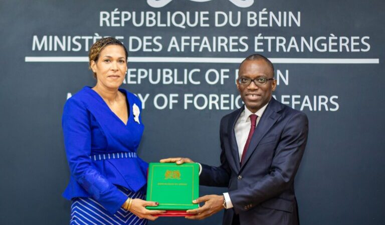 Passation de service au ministère des Affaires étrangères : Corinne AMORI BRUNET succède à Olushegun ADJADI BAKARI