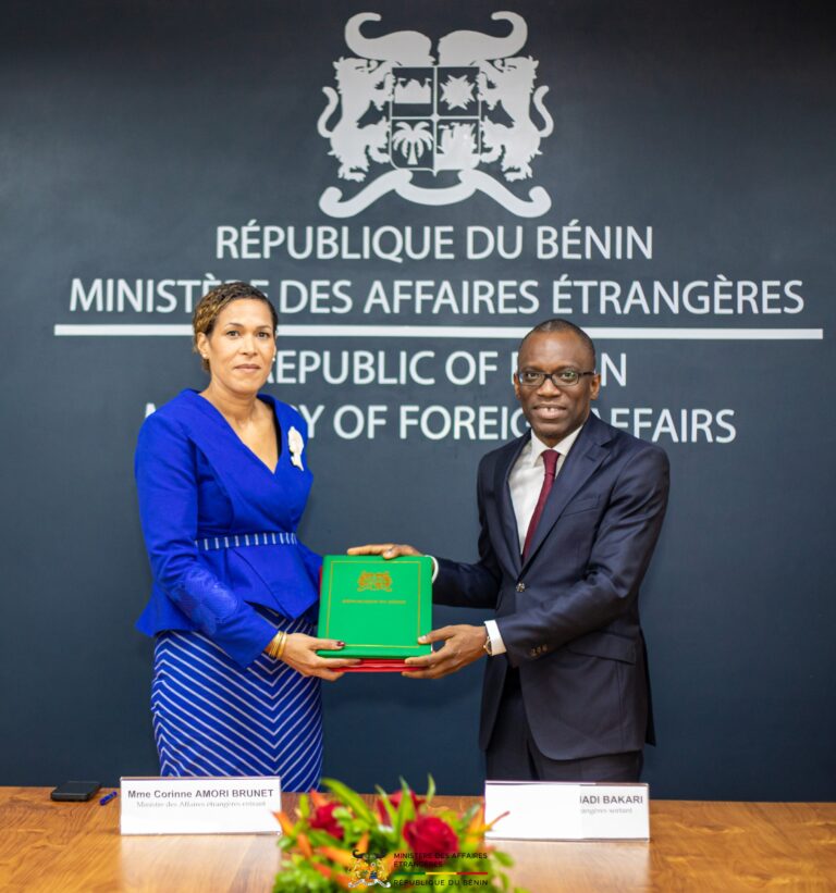 Passation de service au ministère des Affaires étrangères : Corinne AMORI BRUNET succède à Olushegun ADJADI BAKARI