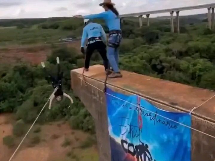 Brésil : une jeune femme de 21 ans meurt après avoir été projetée dans le vide sans corde de sécurité