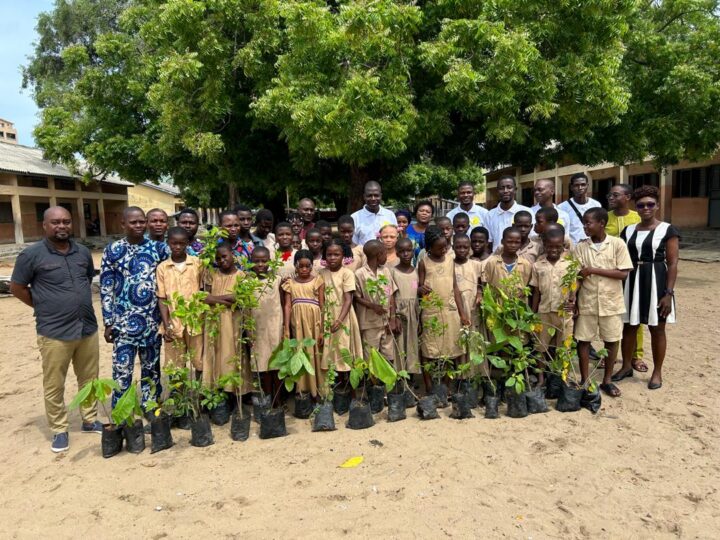 Journée nationale de l’arbre 2026: La Fondation BASo verdit l’EPP Cadjèhoun Centre et sensibilise à la protection de l’environnement