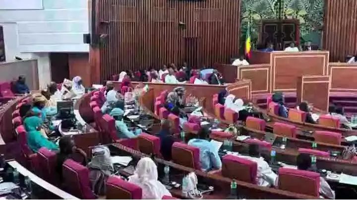 Sénégal : vives tensions à l&rsquo;Assemblée nationale autour de la révision de la Constitution