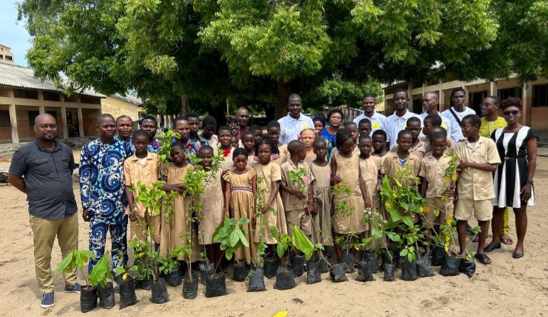 Journée nationale de l’arbre 2026: La Fondation BASo verdit l’EPP Cadjèhoun Centre et sensibilise à la protection de l’environnement