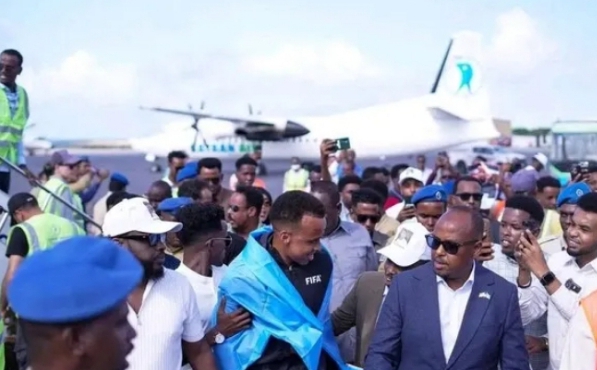 Refoulé des États-Unis: l’arbitre somalien Omar Artan accueilli en héros à Mogadiscio  ‎
