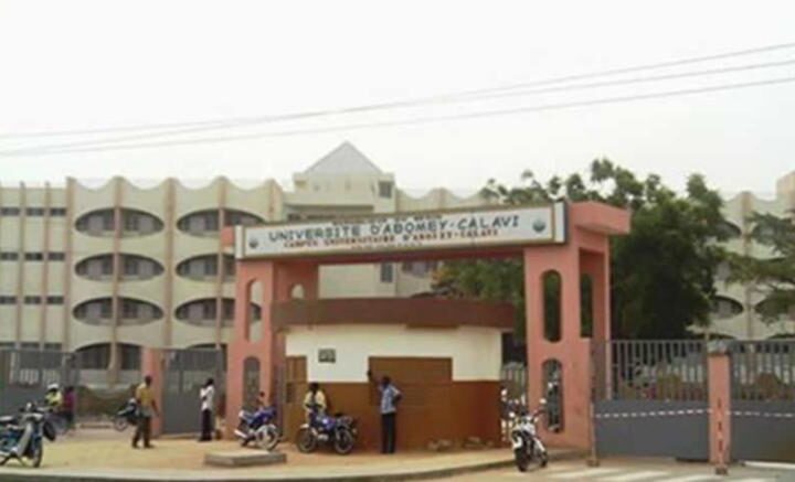 Circulation dangereuse devant l&rsquo;Université d&rsquo;Abomey-Calavi : la mairie réclame des feux tricolores et une passerelle