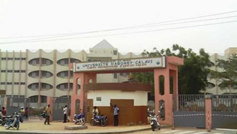 Circulation dangereuse devant l&rsquo;Université d&rsquo;Abomey-Calavi : la mairie réclame des feux tricolores et une passerelle