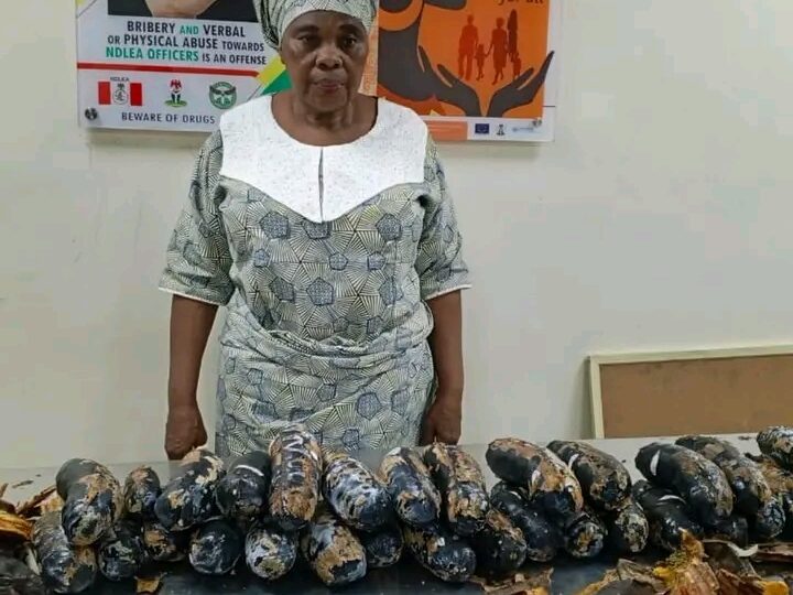‎Nigeria : Une septuagénaire arrêtée avec 13 kg de cocaïne dissimulés dans des bananes plantains