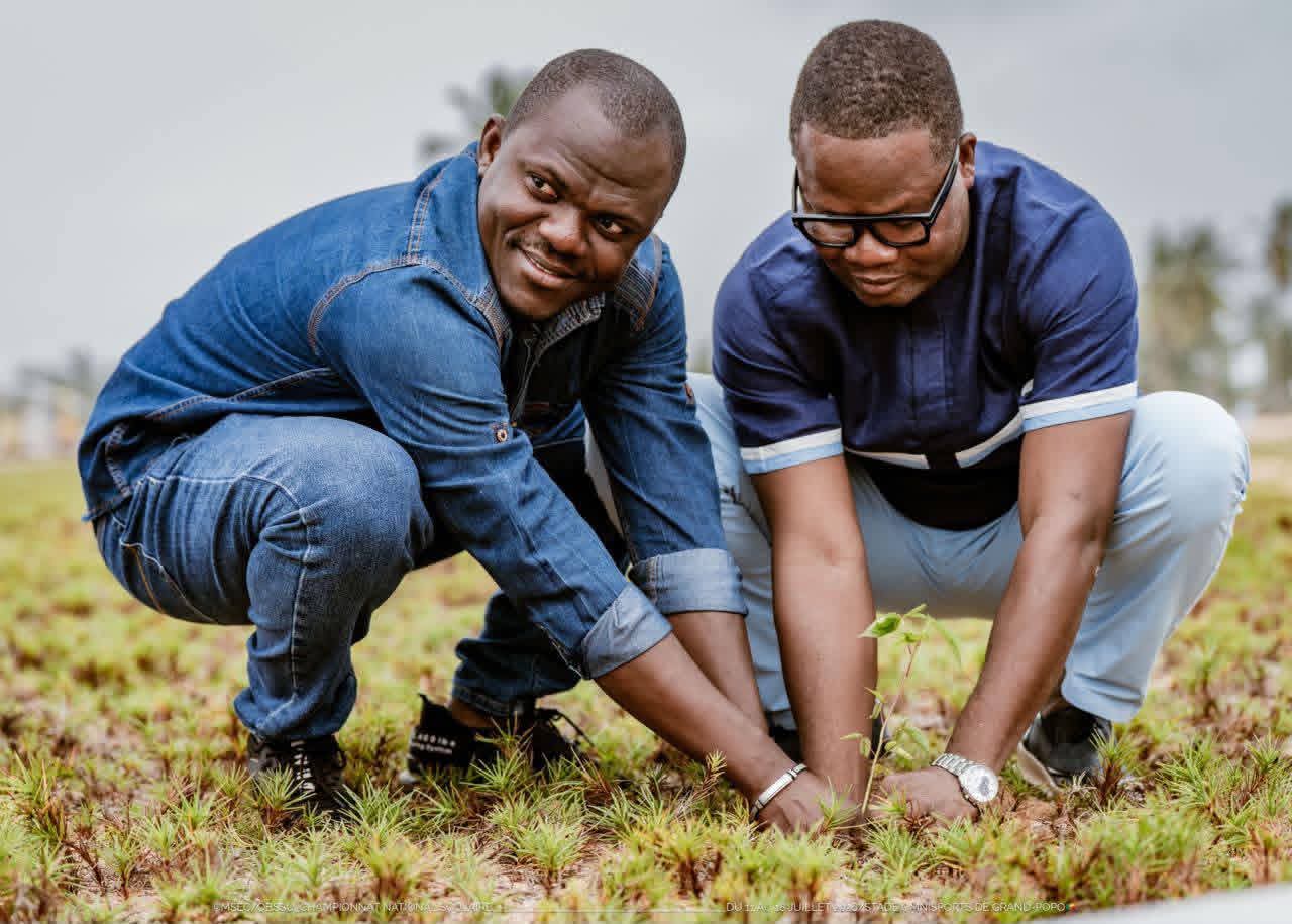 Championnat National Scolaire 2026 : Carlos Yao Ayikpé aux côtés des élèves pour la mise en terre de 2 000 plants à Grand-Popo  ‎