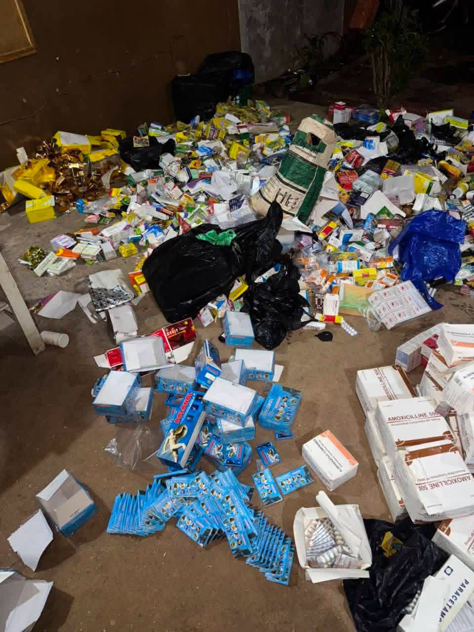 Lutte contre le trafic de faux médicaments : Une grossiste interpellée à Porto-Novo, 280 kg de médicaments contrefaits saisis   ‎