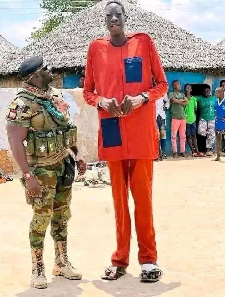 Ghana : le célèbre  »mastodonte » Awuche est décédé du gigantisme