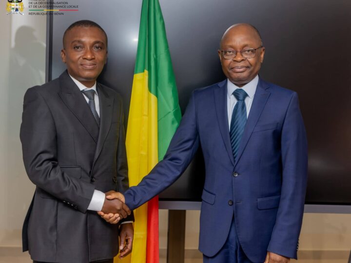 Comé : le maire Edgar Tohouégnon échange avec le ministre Janvier Yahouédéhou sur les priorités de la commune