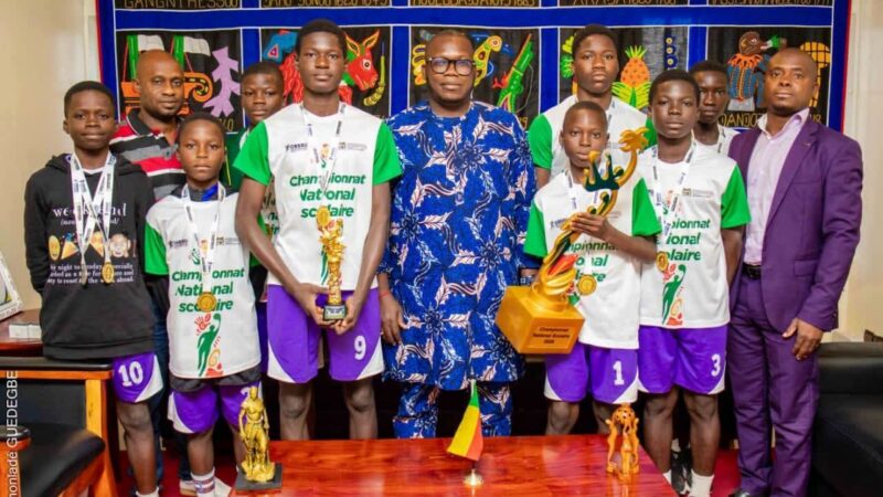 Basketball : les champions nationaux du Lycée Houffon reçus en audience par le maire d&rsquo;Abomey  ‎