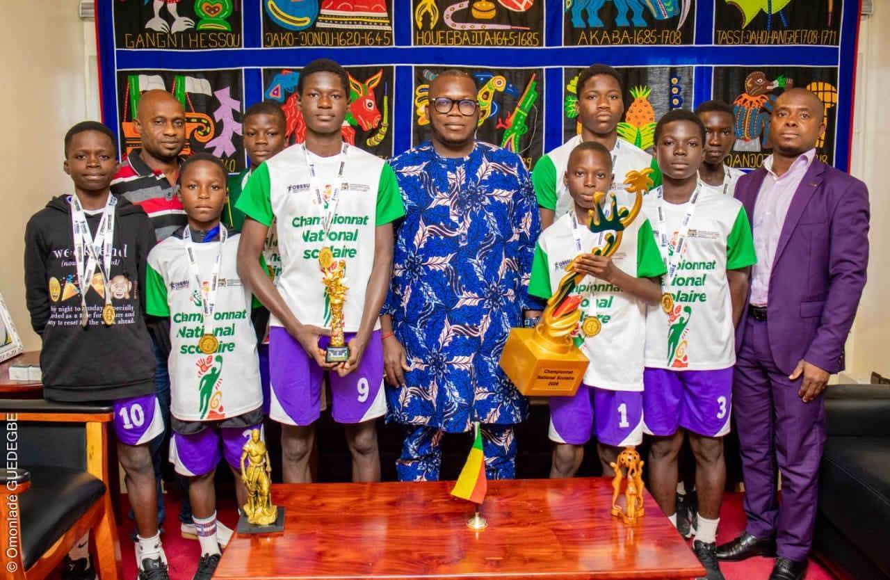 Basketball : les champions nationaux du Lycée Houffon reçus en audience par le maire d&rsquo;Abomey  ‎