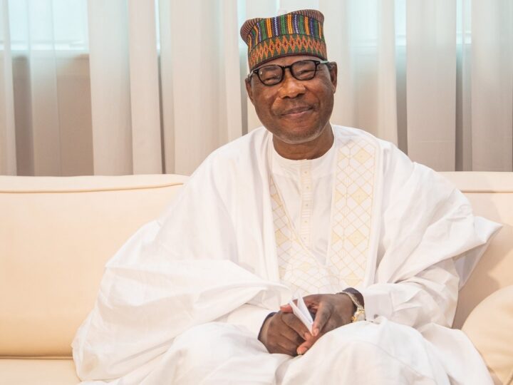 Regards croisés : Boni Yayi,  » …le vase d&rsquo;honneur… « 