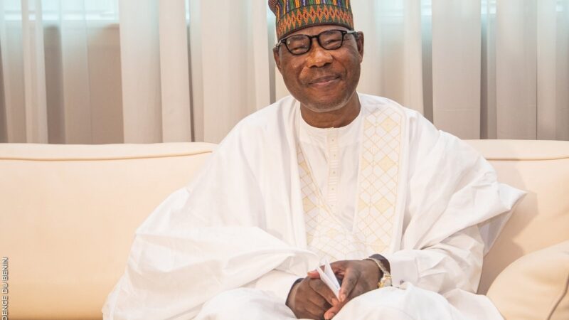 Regards croisés : Boni Yayi,  » …le vase d&rsquo;honneur… « 