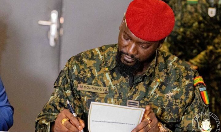 Guinée: Mamadi Doumbouya radie 173 militaires dont Michel Lamah, figure du putsch de 2021