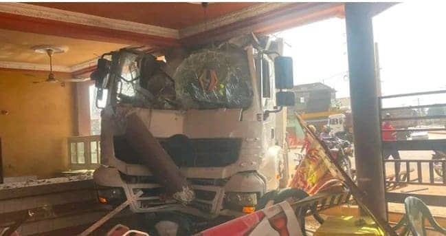 Abomey-Calavi : un camion finit sa course dans un bar