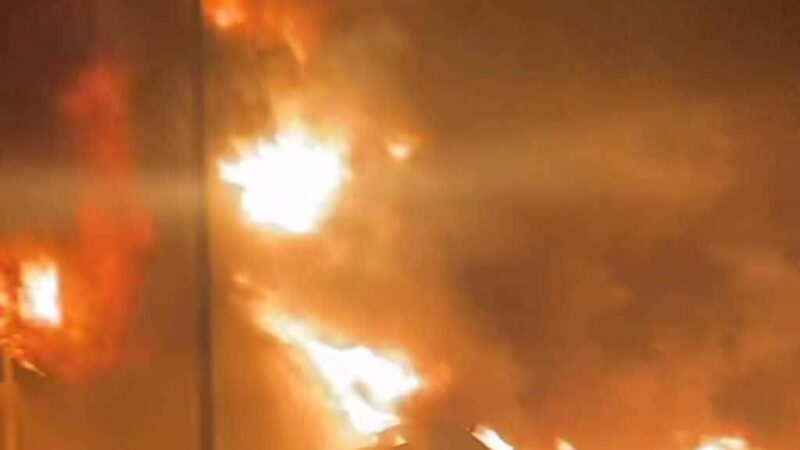 Violent incendie à Porto-Novo : un camion de carburant se renverse et prend feu à Avakpa