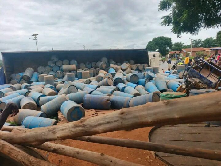 Un camion chargé de sodabi se renverse au carrefour Sodohomè