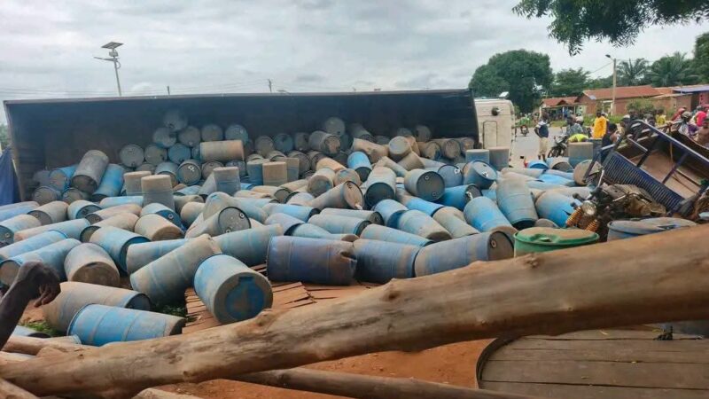 Un camion chargé de sodabi se renverse au carrefour Sodohomè