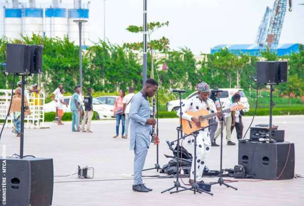 « Chante et danse avec l&rsquo;Amazone » à Cotonou : Animation acoustique gratuite chaque soir sur l&rsquo;esplanade de l&rsquo;Amazone