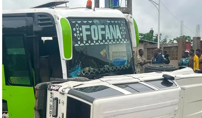 Accident de route: un véhicule de la Police républicaine endommagé dans une collision avec un bus  »FOFANA »