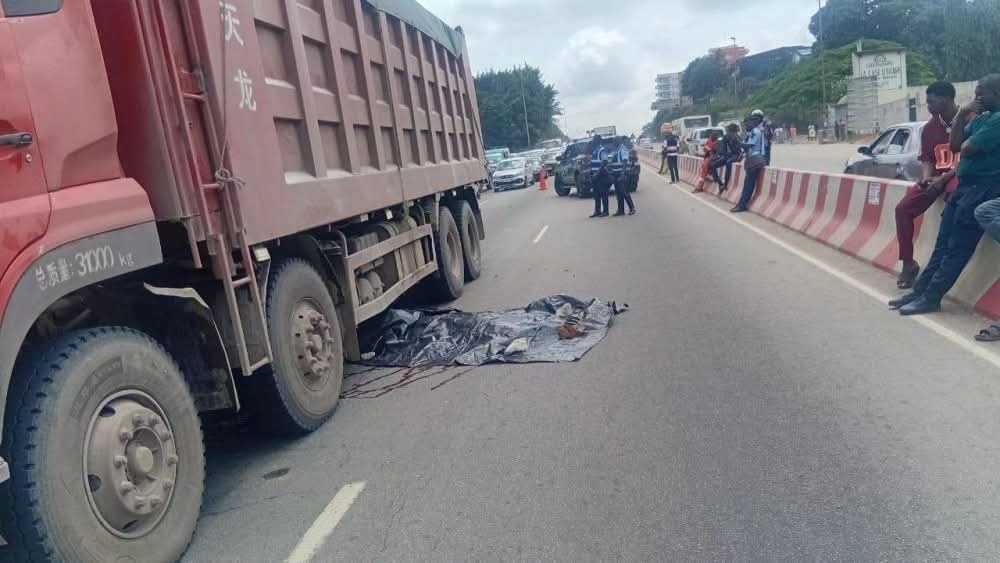 Côte d’Ivoire : un homme se fait écraser en se jetant sous un camion-benne 