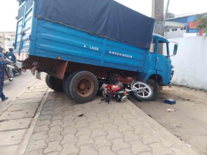 Cotonou : une moto broyée sous une camionnette, deux personnes miraculeusement indemnes
