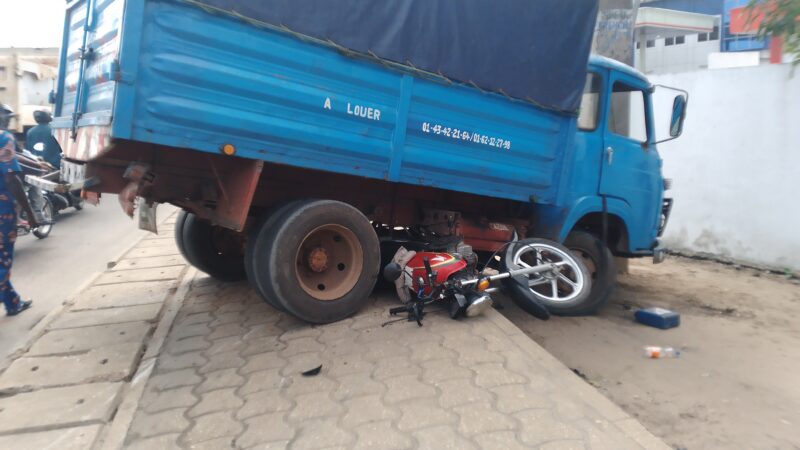 Cotonou : une moto broyée sous une camionnette, deux personnes miraculeusement indemnes