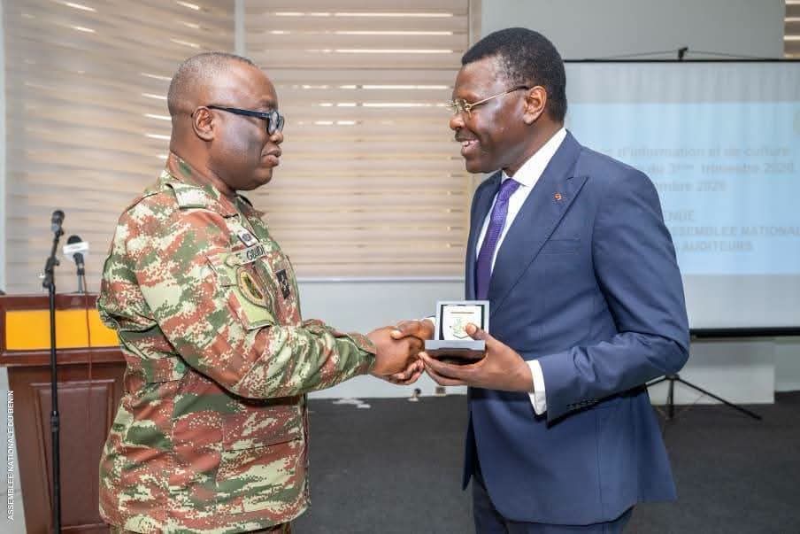 Armées : Joseph Djogbénou échange avec les militaires sur la neutralité républicaine