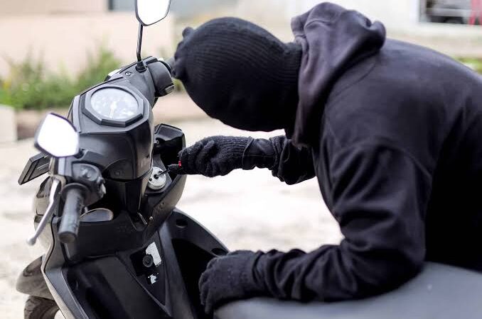 Cotonou : des individus s&rsquo;introduisent en pleine nuit dans la maison d&rsquo;une policière et volent sa moto 