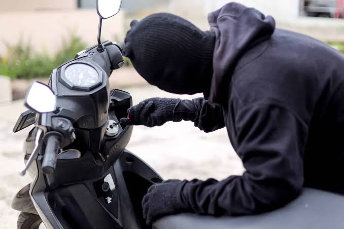 Cotonou : des individus s&rsquo;introduisent en pleine nuit dans la maison d&rsquo;une policière et volent sa moto 