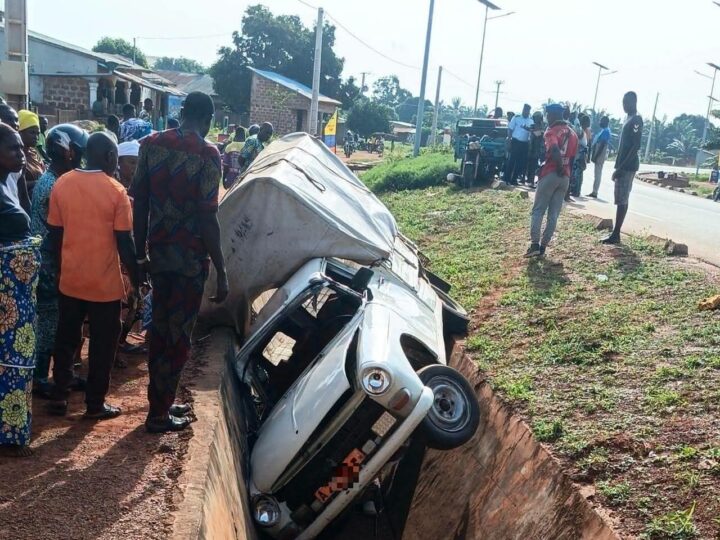 Djidja : Un dépassement mal négocié envoie une bâchée dans un caniveau