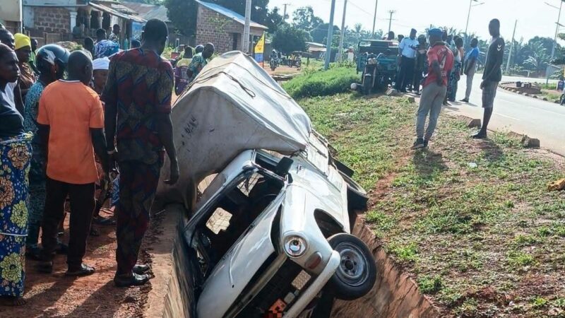 Djidja : Un dépassement mal négocié envoie une bâchée dans un caniveau