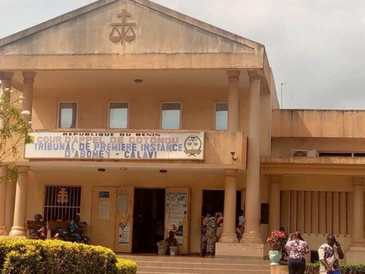 Tribunal d’Abomey-Calavi : un détenu en sanglots suite au renvoi de l&rsquo;audience formulée par son épouse