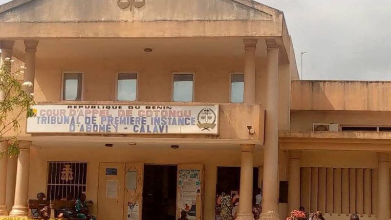 Tribunal d’Abomey-Calavi : un détenu en sanglots suite au renvoi de l&rsquo;audience formulée par son épouse