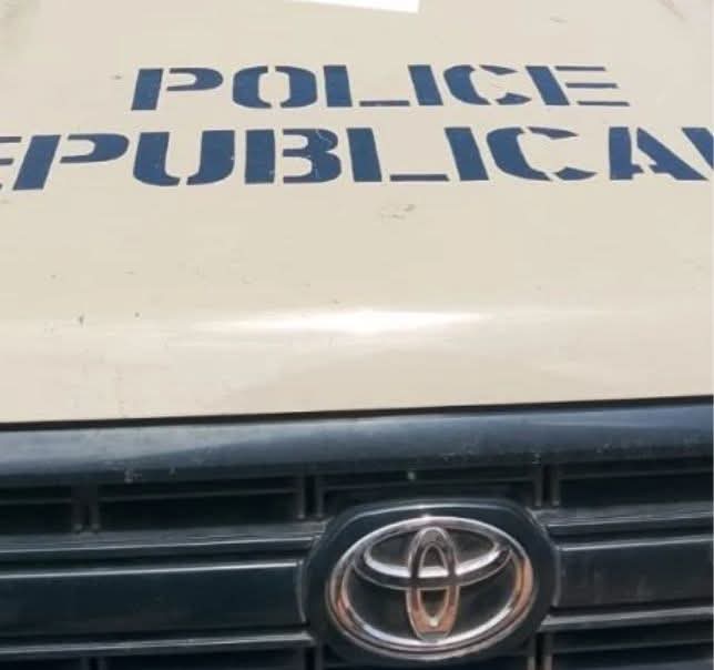 Abomey-Calavi : Un homme armé de machette casse le pare-brise d&rsquo;un véhicule de la Police républicaine