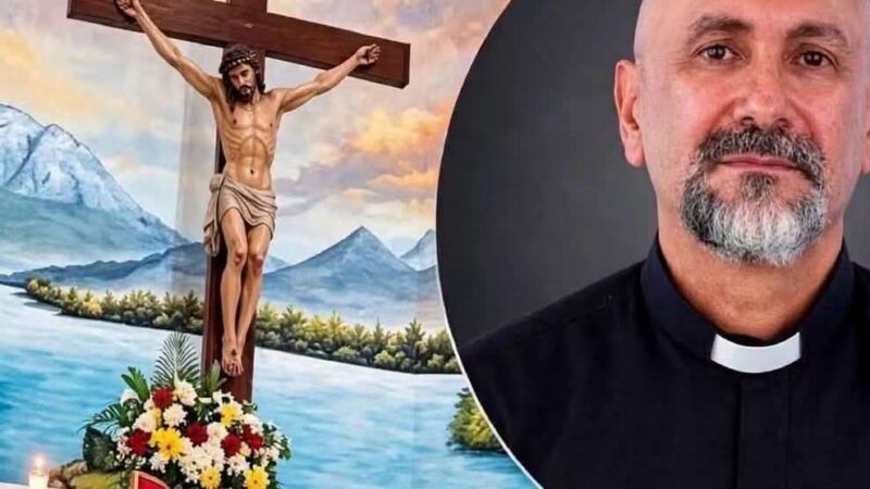 Drame à Guayaquil : Une Croix s&rsquo;effondre sur le Père Patricio Sánchez Molinari en pleine célébration de messe